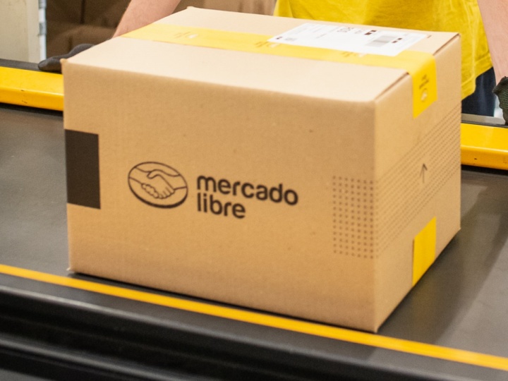En los últimos años, Mercado Libre ha reforzado su red logística de última milla en territorio mexicano, que incluye una flota de camiones y cuatro aviones. Foto: Twitter / @MercadoLibre