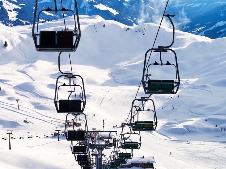 El elegido deberá aprender a usar la máquina que traslada a turistas por encima de una montaña y terrenos de esquí. Foto: iStock