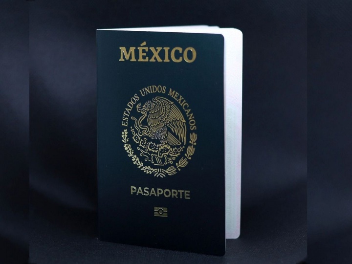 Marcelo Ebrard, secretario de Relaciones Exteriores, presentó de manera oficial el nuevo pasaporte electrónico mexicano, el cual cuenta con altas medias de seguridad. Foto: Twitter/ @SRE_mx