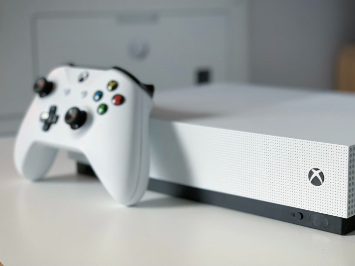 Microsoft ha descontinuado la consola Xbox One, lanzada en 2013, con el objetivo de potenciar la fabricación de su hardware de nueva generación, Xbox Series X/S. Foto: Unsplash 