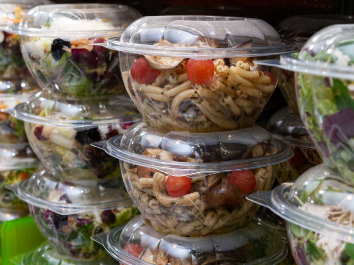 La ley sobre plásticos fue aprobada en agosto del año pasado y limita que restaurantes y otros locales de expendio de comida generen y usen esos productos. Foto: iStock