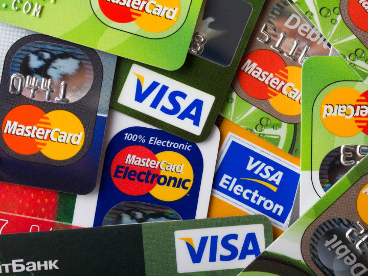 Cuando una tarjeta de crédito o débito se venció es común que las guardemos en algún lugar o tirarla a la basura. Foto: iStock 