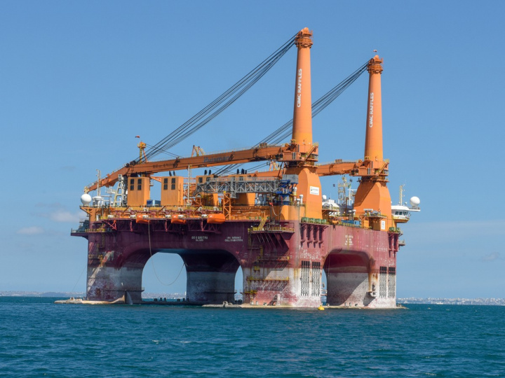 La producción de petróleo de Petrobras aumentó en el primer trimestre gracias a la puesta en marcha de nuevos pozos y plataformas. En imagen: plataforma de extracción petrolera en las costas de la ciudad de Salvador, estado de Bahía. Foto: @ iStock