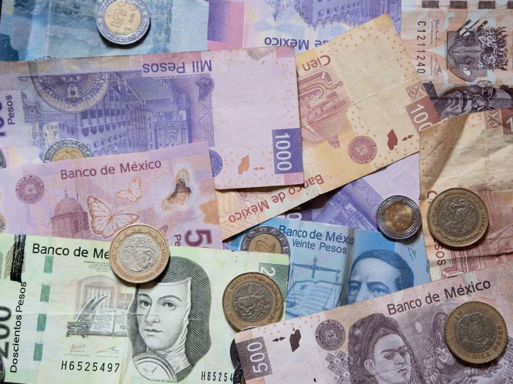 Monedas y billetes mexicanos de diferentes denominaciones