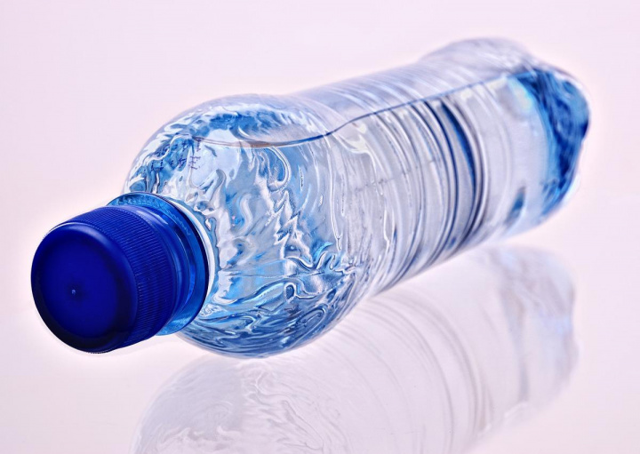Botella de agua con tapa azul. 
