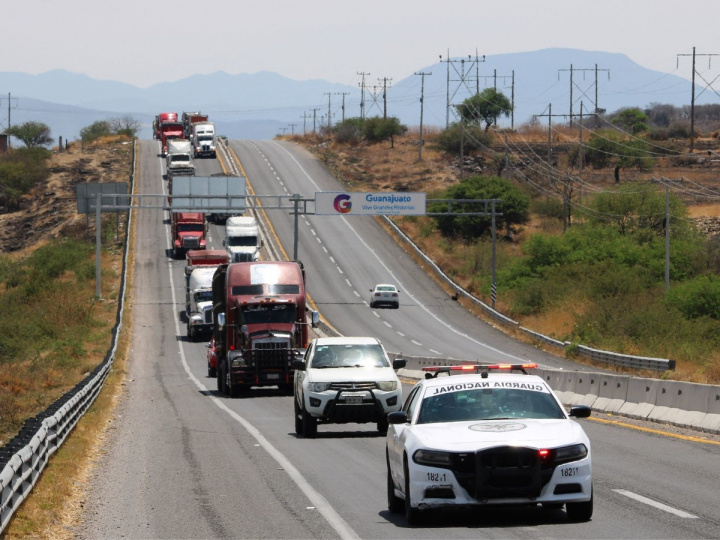 Autos circulando sobre una carretera en México. 
