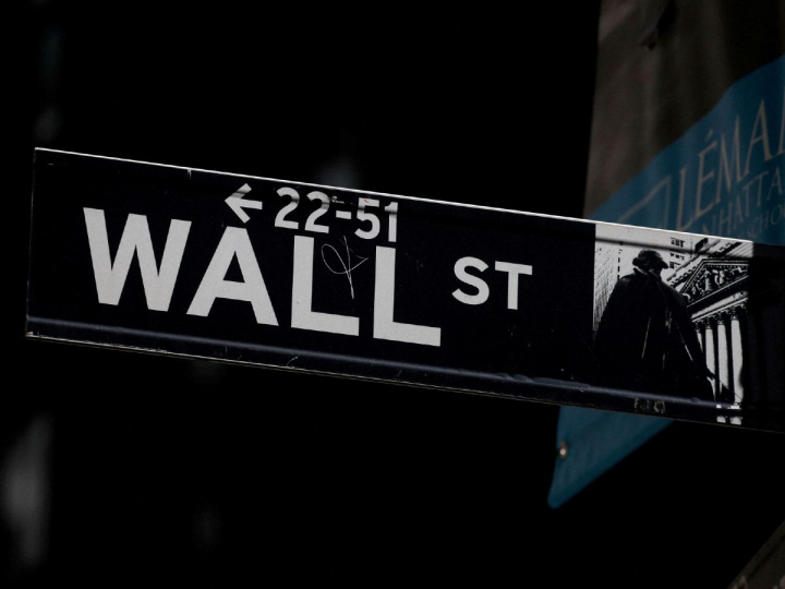 Placa de calle que dice Wall Street