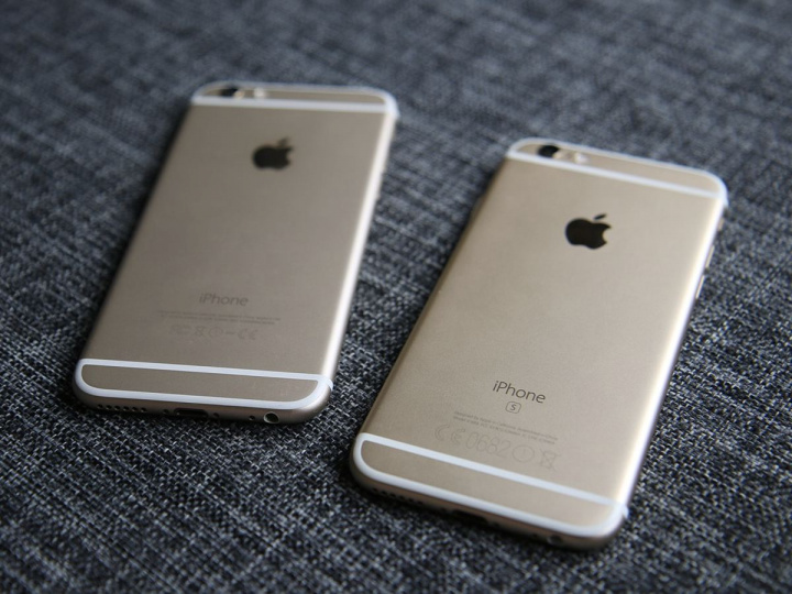 Dos iphone 6 dorados de espaldas
