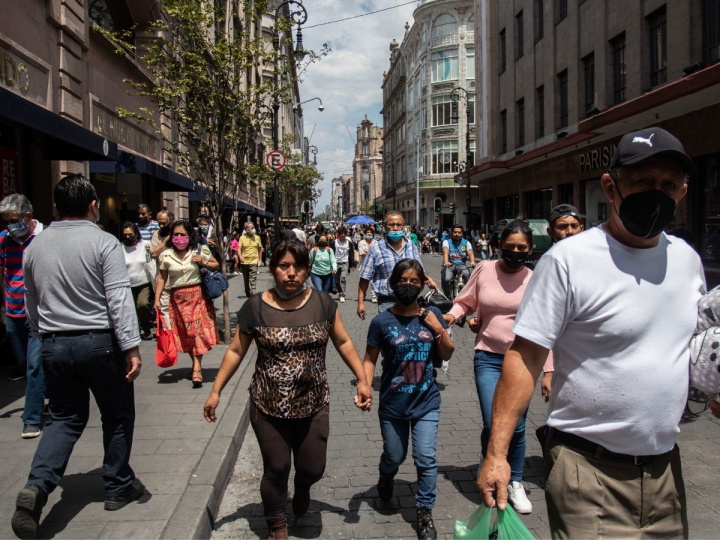 Personas mexicanas caminando por las calles del Centro, algunos utilizan cubrebocas y otros no. 