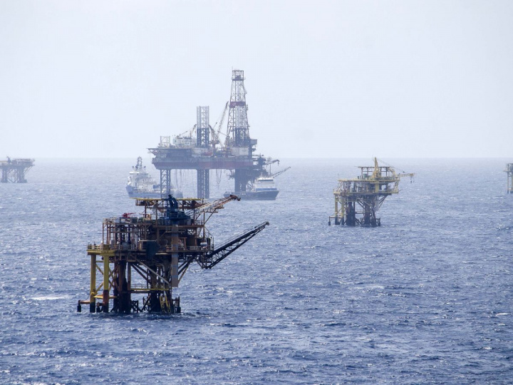 Plataformas de petróleo en el mar