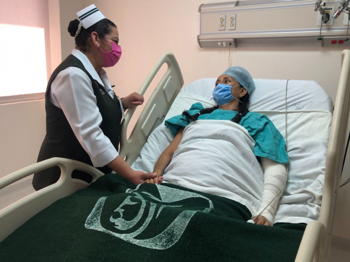 paciente del IMSS en cama con enfermera al lado 