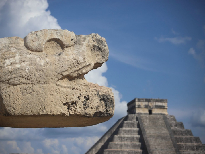 Zona arqueológica de Chichen Itzá en plena luz del día. 