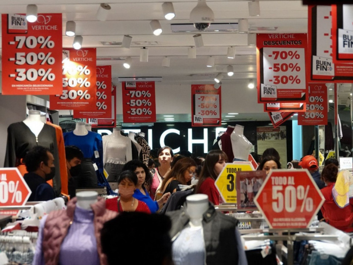 Varias personas realizan compras en una tienda durante las ofertas del Buen Fin 2022. 