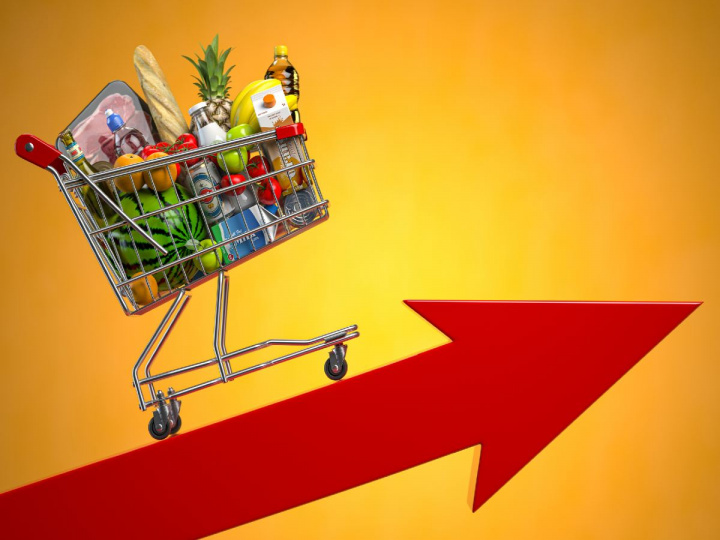  Carrito de supermercado con alimentos y productos sobre flecha en aumento