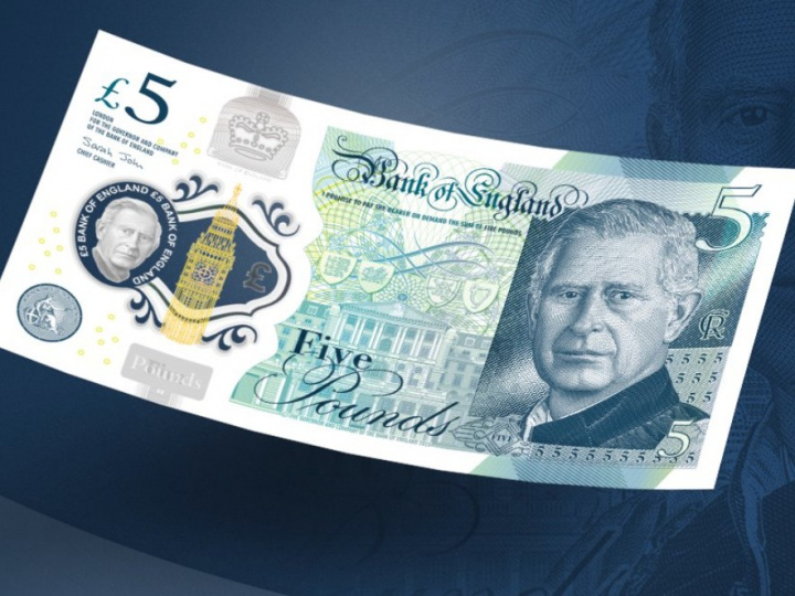 Nuevo billete de 5 libras con la cara del rey Carlos II en un fondo color azul. 