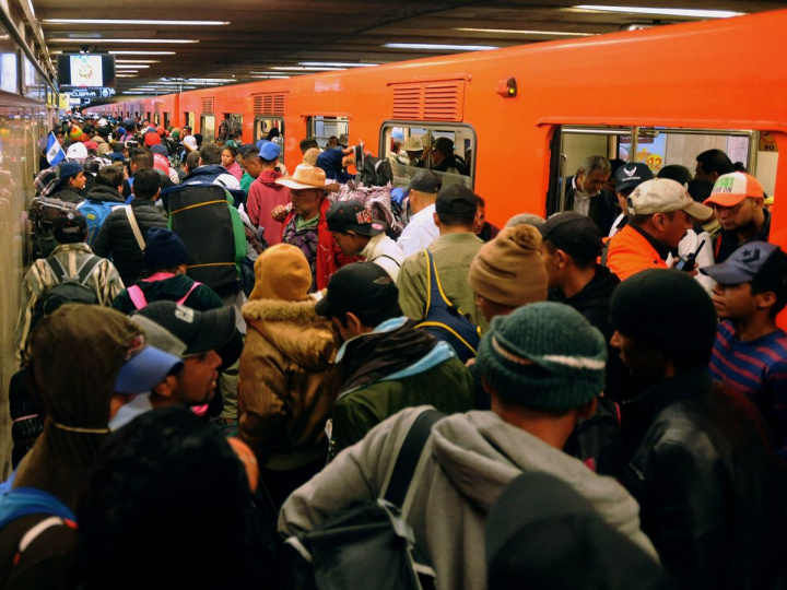 Personas en el andén de una estación del metro 