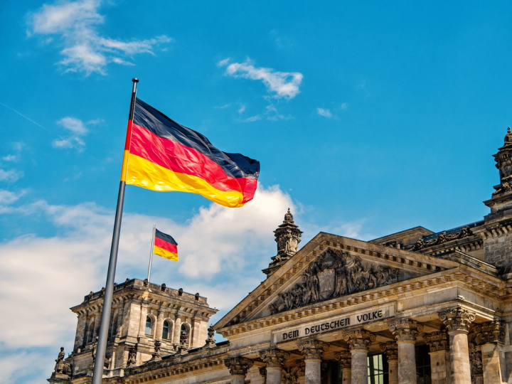 La fachada del Parlamento de Alemania y con banderas. 
