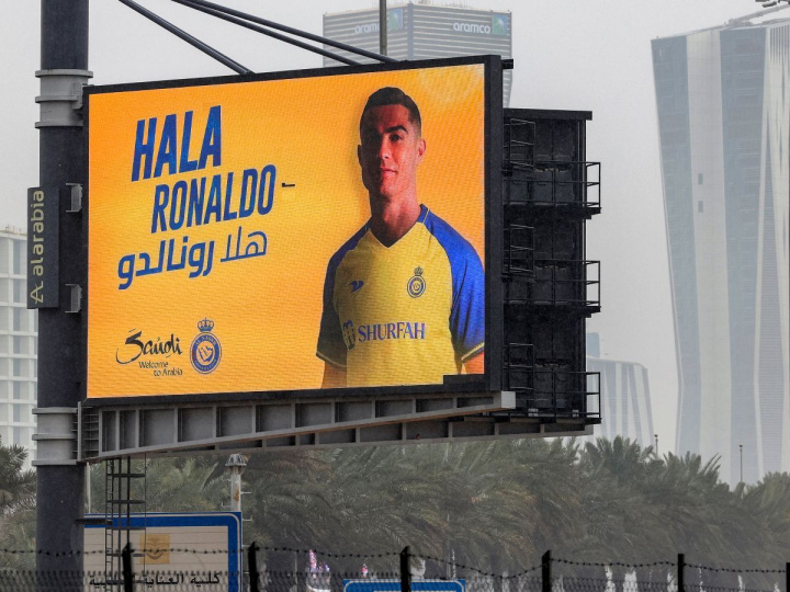 Espectacular en la calle con una imagen de Cristiano Ronaldo con el uniforme del Al-Nassr