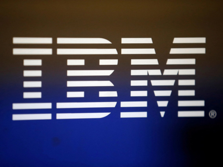 Logotipo de la empresa tecnológica IBM en letras blancas y un fondo azul. 