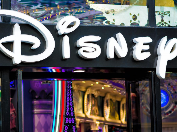 Logotipo de Disney con letras color blanco 