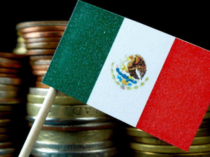 Monedas y bandera de México.