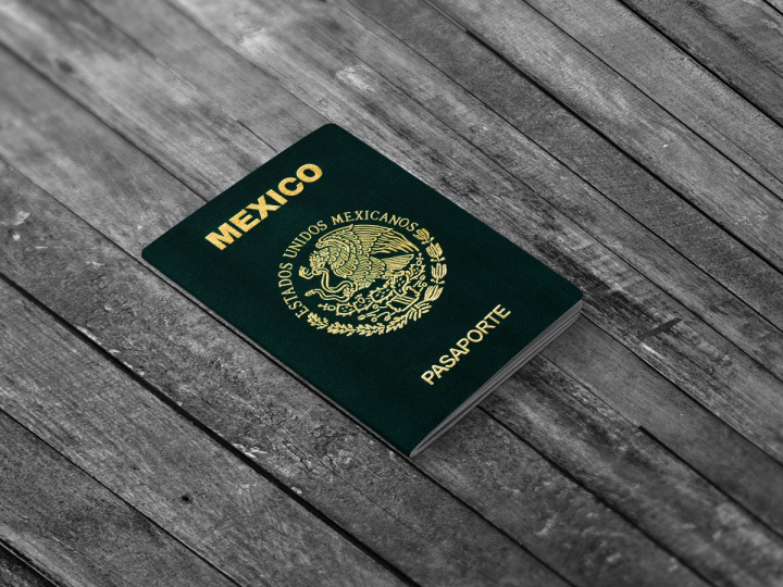 Pasaporte mexicano sobre una mesa 