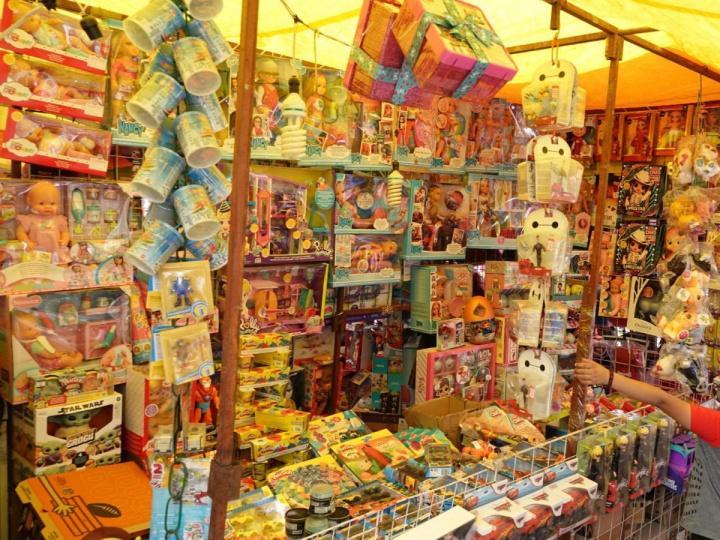 Un puesto ofrece la venta de juguetes para el Día de Reyes. 