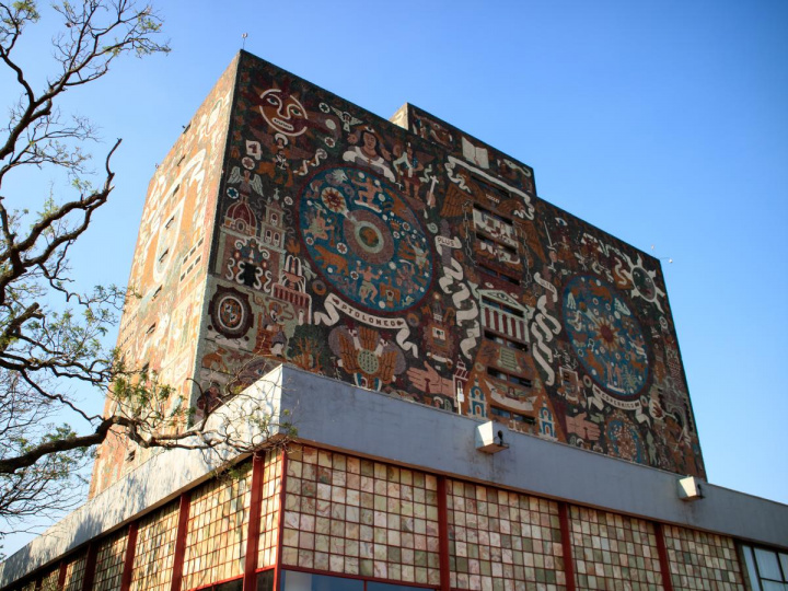 Fachada de la biblioteca principal de la UNAM 