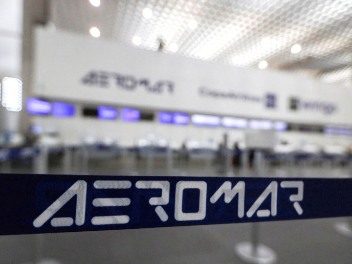 Logotipo de la empresa Aeromar en aeropuerto. 