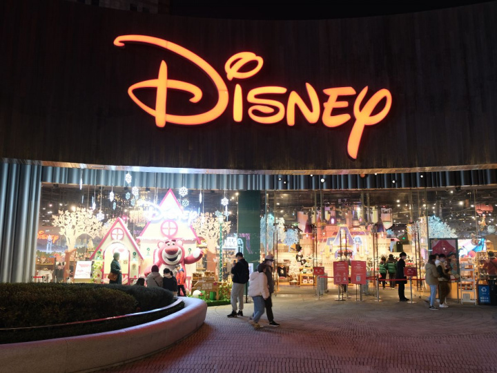 Logo iluminado de Disney en la noche