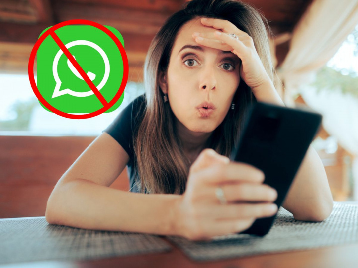 Mujer preocupada porque su celular no es compatible con WhatsApp en agosto.