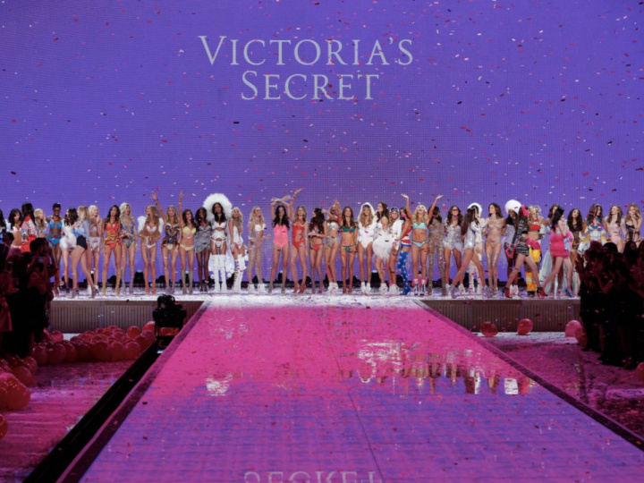Victoria’s Secret vuelve a lo “sexy” y deja la inclusión ante caída de ventas. Foto: El Mundo.