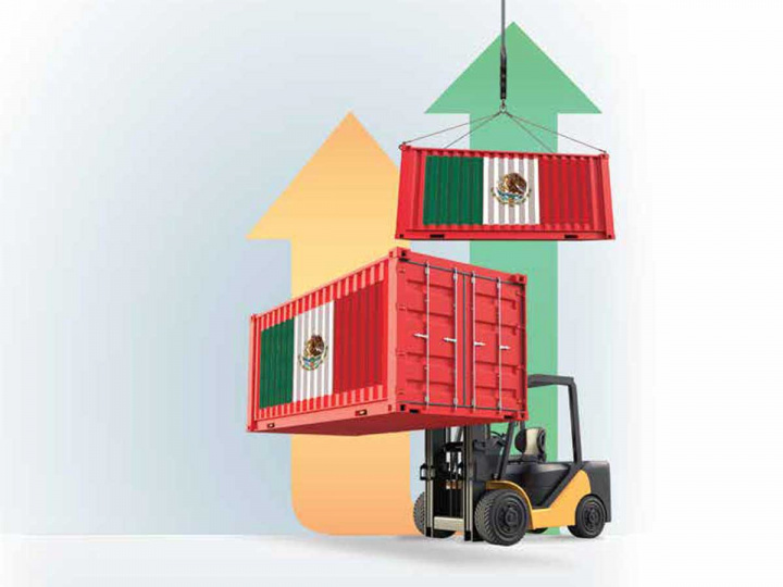 Contenedores de carga con la bandera mexicana.