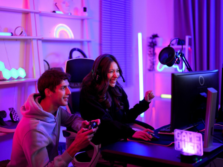 hombre y mujer jugando videojuegos en PC
