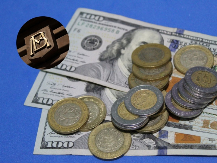 Monedas mexicanas sobre billetes 100 dólares 