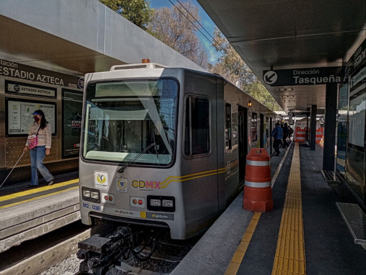 Tren Ligero estacionado en una estación