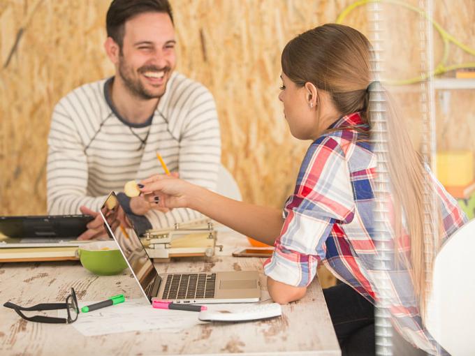 El verdadero reto de un coworking es reunir a emprendedores y profesionistas independientes para que colaboren entre ellos. Foto: Getty