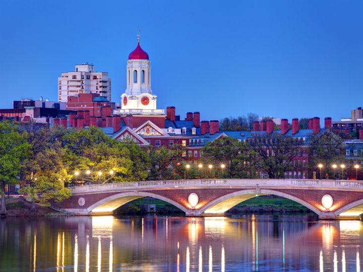La Universidad de Harvard es reconocida internacionalmente por su calidad académica y ahora puedes estudiarlos con un solo clic. Foto: Getty