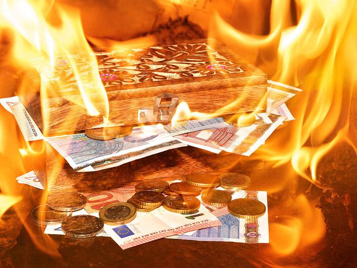 Aunque las deudas pueden ser tan peligrosas y apremiantes como un incendio en tu cabeza, muy pocos se ocupan de ellas con la sensación de urgencia que merecen. Foto: Pixabay