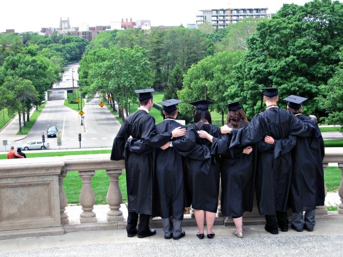 Cursar o no una carrera universitaria es un tema con el cual debes tener mucho cuidado. Foto: Visual Hunt