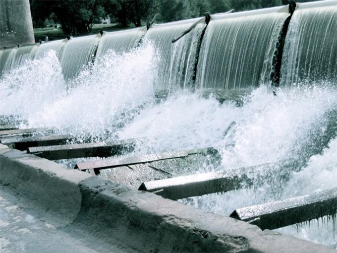 Una central hidroeléctrica es un sistema complejo que se compone de una central eléctrica, una presa que controla el paso del agua y un depósito de almacenamiento de agua. 