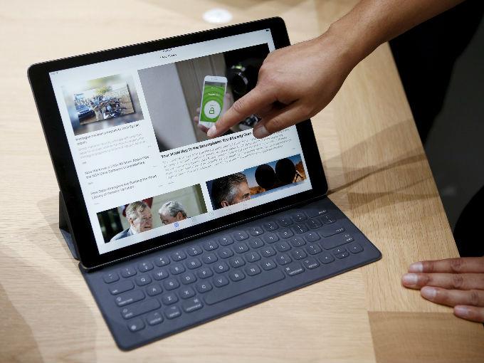 El cinismo y abuso de Apple es inmenso, el costo del teclado y del lápiz óptico son de $169 USD y $99 USD respectivamente. Si queremos completar la tableta con estos dispositivos, tendríamos que desembolsar $1067 USD. Foto: Reuters.
