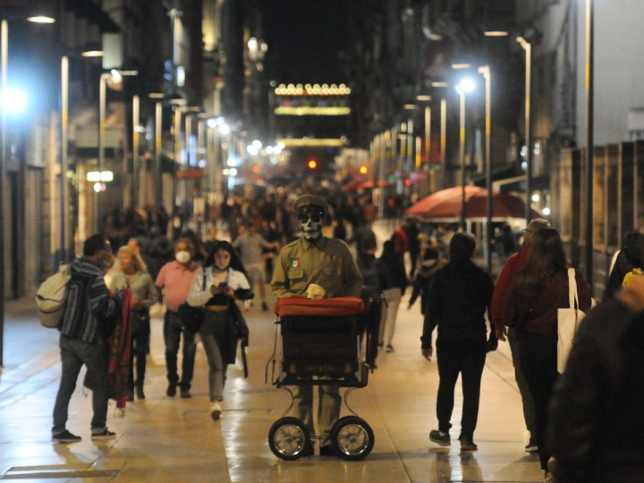 Personas caminando calle Madero