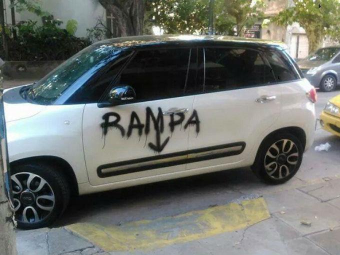 “Rampa”, dice el rayón pintado en un automóvil compacto estacionado frente a una rampa en la orilla de una banqueta. Foto: Especial