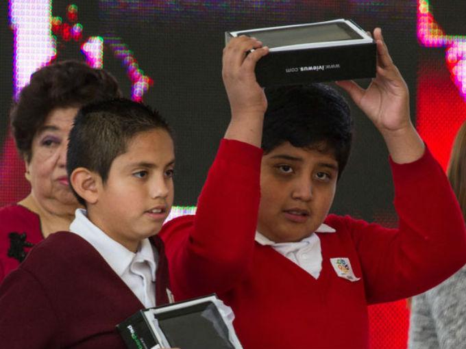 Es típico observar entregas de tablets a estudiantes y dotaciones de computadoras a las escuelas sin un software apropiado. Foto: Excélsior