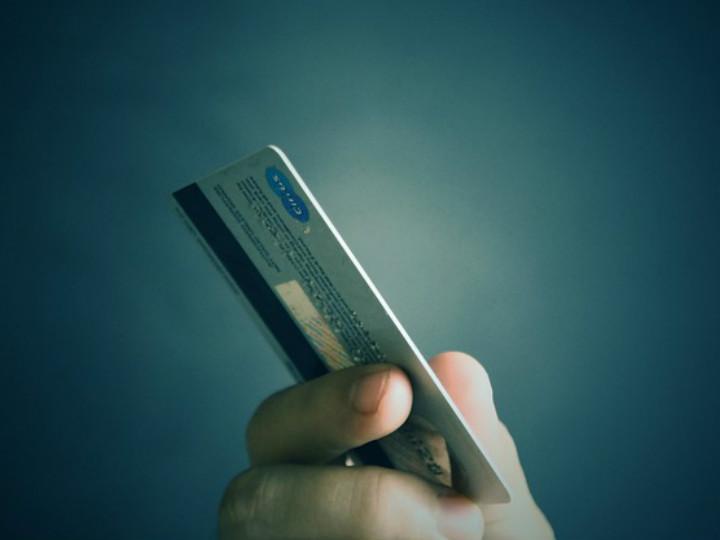 No sólo a los jóvenes del milenio les aterran las tarjetas de crédito. Foto: Archivo