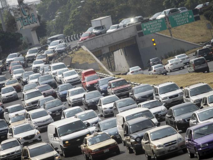El sentimiento de libertad que brinda el auto versus el transporte público es un problema a tratar en la región. Foto: Cuartoscuro.