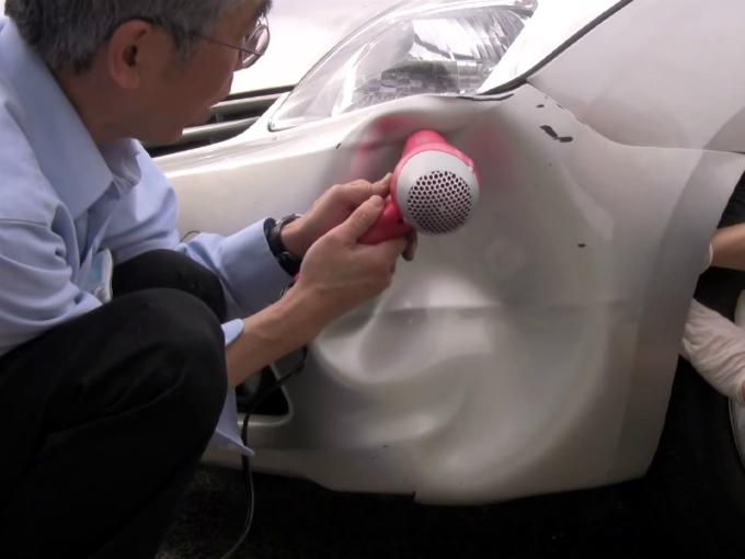 Increíble forma de eliminar abolladura de un auto con secadoras. Foto: YouTube