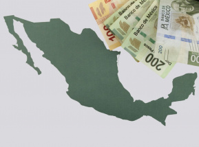 Mapa de México y billetes de 200 y 100 pesos 