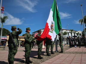 Militares del Ejército mexicano en una ceremonia a la bandera